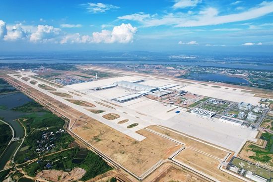 濱江擁湖的鄂州機(jī)場(chǎng)-牛暢，拍攝于2022年6月初，主題：鄂州花湖機(jī)場(chǎng)地理優(yōu)勢(shì)優(yōu)越，周邊生態(tài)環(huán)境良好，通過花馬湖水系綜合治理使得機(jī)