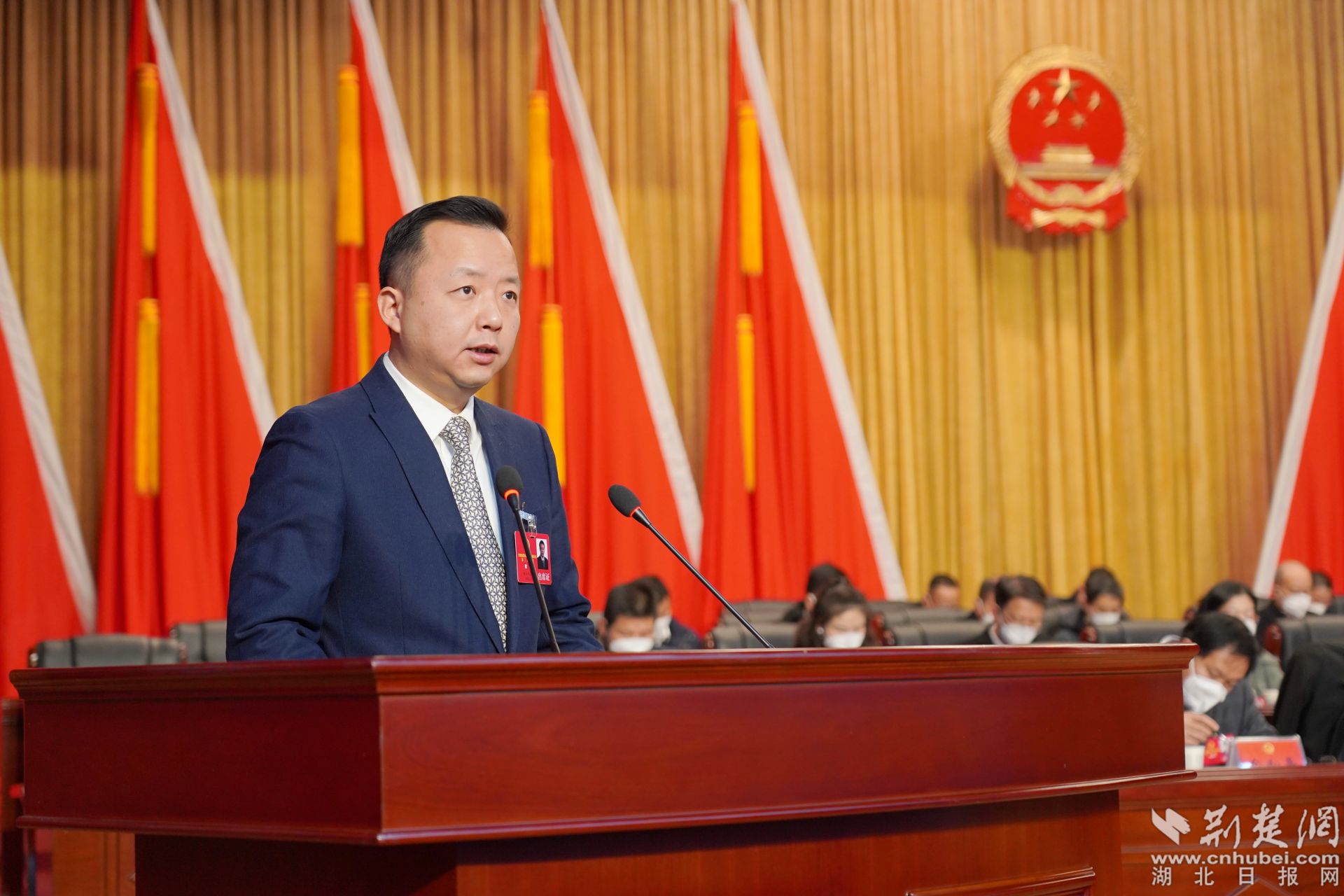 華容區(qū)區(qū)長龔駿作政府工作報告。.JPG.JPG