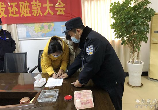 受騙學生家長領回被騙培訓費_副本.jpg