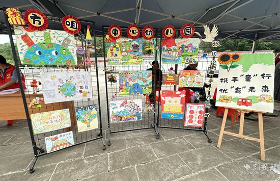 “愛(ài)心護(hù)苗”攤位上展覽的少兒作品_副本.jpg