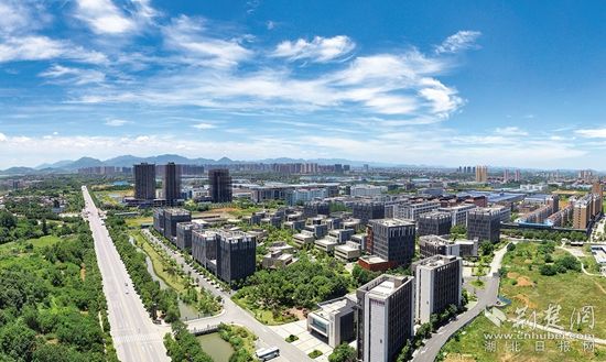 開發(fā)區(qū)·鐵山區(qū)廠房林立，風(fēng)光旖旎。.jpg.jpg