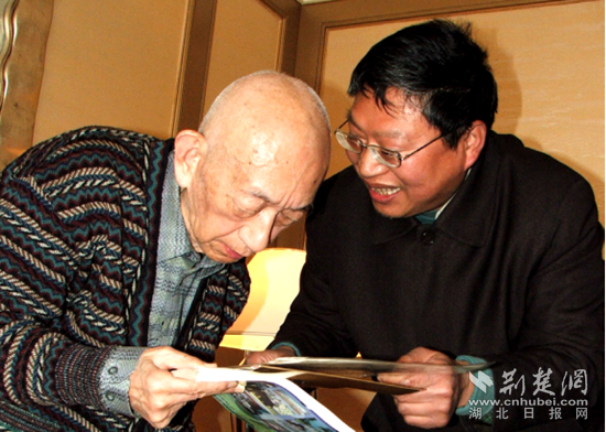 2005年3月6日，王振華在京拜見圍棋泰斗吳清源大師.png.png