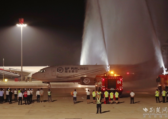 順豐B737-300航班“過(guò)水門(mén)”。金康 攝.jpg