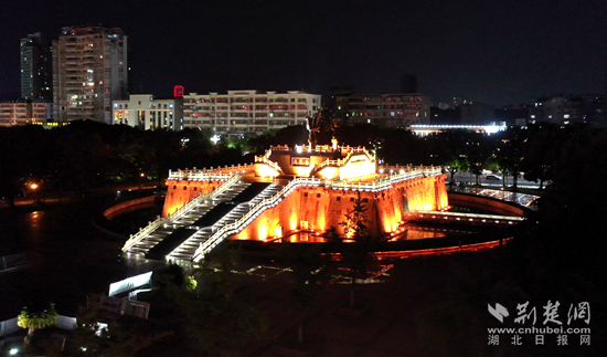 鳳凰廣場(chǎng)夜景。（金康  攝）.png.png
