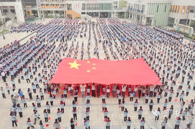 黃岡思源實驗學(xué)?！段遗c國旗同框》快閃活動。.jpg.jpg