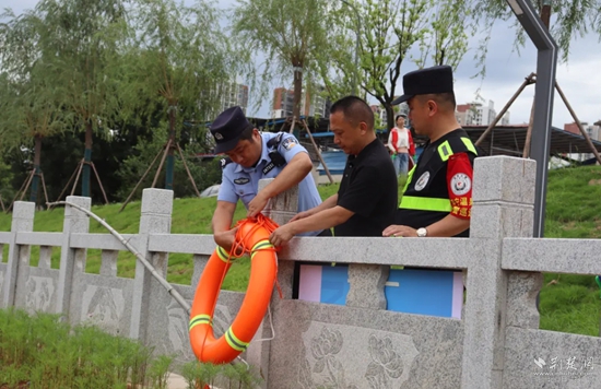 雙鶴派出所民輔警在轄區(qū)重點(diǎn)水域排查隱患，裝配救生工具.jpg