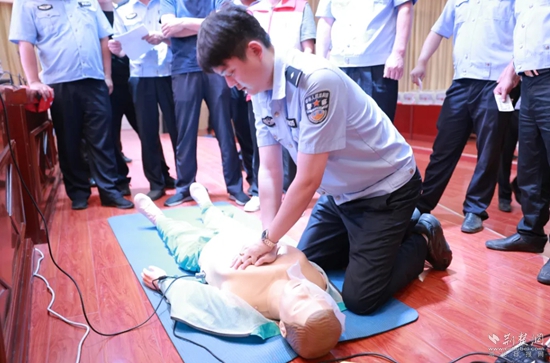 7月17日，嘉魚縣公安局治安大隊(duì)會(huì)同縣紅十字會(huì)組織開(kāi)展一線民輔警防溺水急救技能專項(xiàng)培訓(xùn).jpg