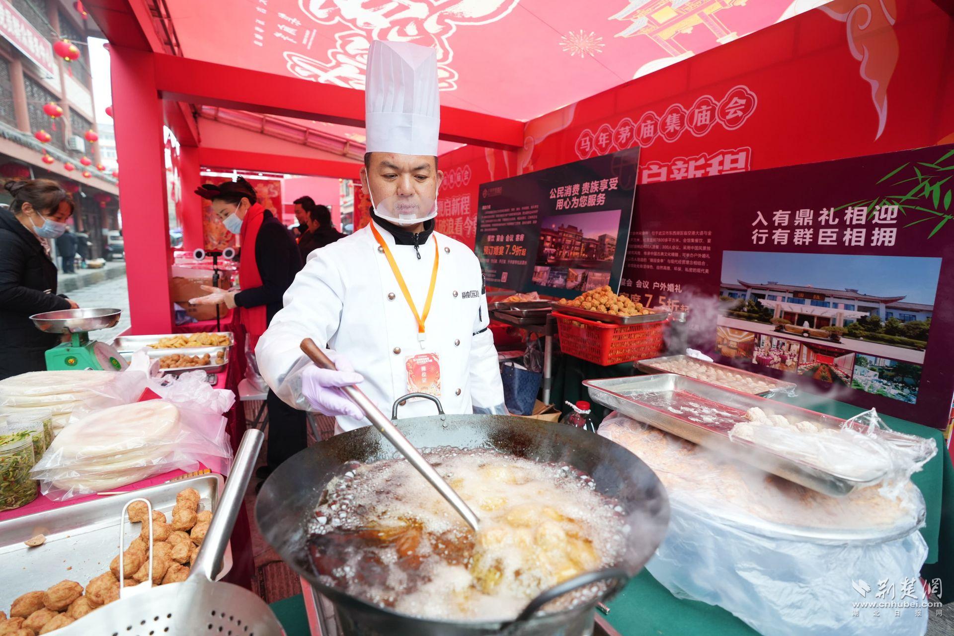 現(xiàn)場臘味、鹵貨、炸圓子吸引市民前來品嘗購買 (1).JPG.JPG