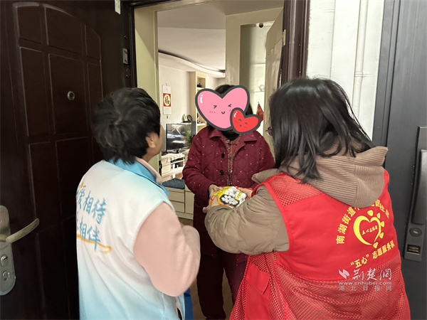 志愿小隊(duì)上門為轄區(qū)獨(dú)居、高齡老人送去湯圓.jpg