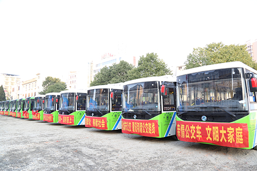 即將在崇陽投入使用的68輛新能源純電動(dòng)公交車。.jpg