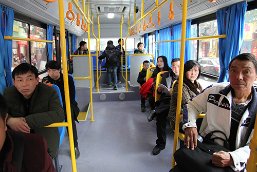 崇陽老百姓坐上新能源純電動(dòng)公交車。.JPG
