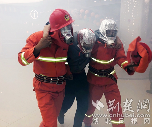 專職隊(duì)隊(duì)員營(yíng)救被困員工－_副本.jpg