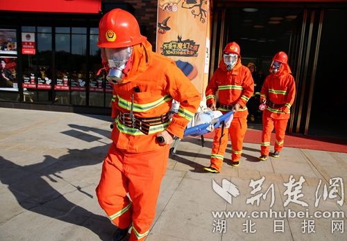 專職隊(duì)隊(duì)員營(yíng)救被困員工_副本.jpg